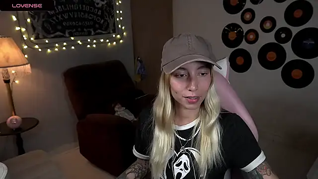 Saucy Jenn online show from 03.22.25