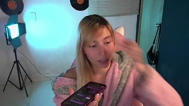 Snapshot of Saucy_Jenn chatting on 04.24.26 Saucy Jenn online show from 04.24.26