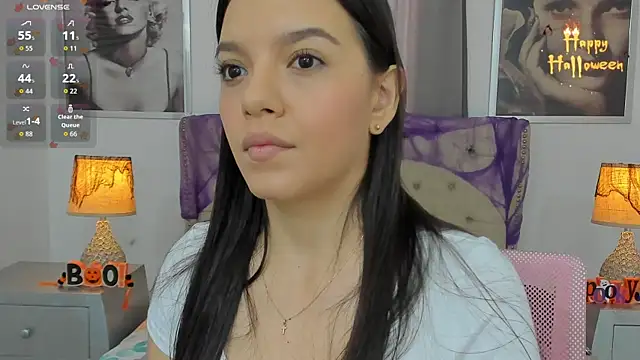 Snapshot of Beautyari_ chatting on 10.30.25 Beautyari online show from 10.30.25