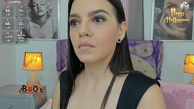 Snapshot of Beautyari_ chatting on 10.31.25 Beautyari online show from 10.31.25