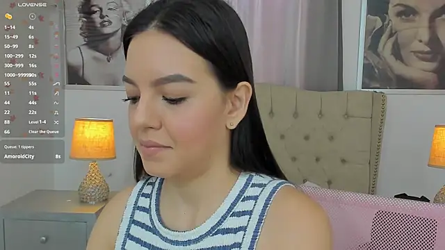 Snapshot of Beautyari_ chatting on 11.22.25 Beautyari online show from 11.22.25