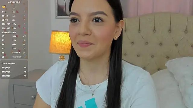 Snapshot of Beautyari_ chatting on 11.24.25 Beautyari online show from 11.24.25