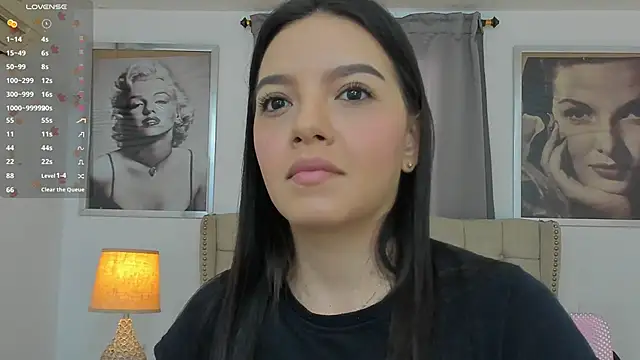 Snapshot of Beautyari_ chatting on 11.25.25 Beautyari online show from 11.25.25