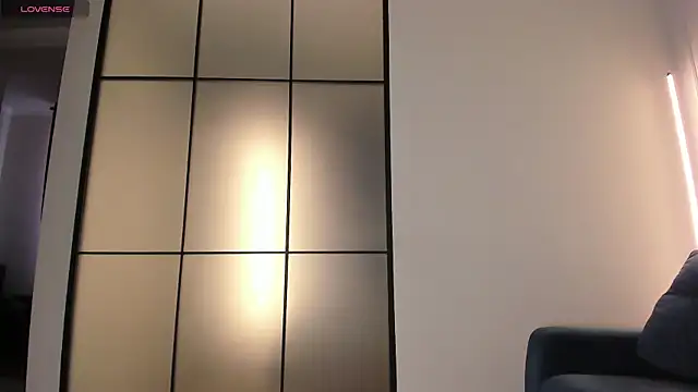 Lunaonekiss online show from 10.17.25