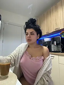 Snapshot of Scarlett-Dream chatting on 10.28.25 Scarlett-Dream online show from 10.28.25