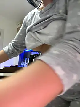 Snapshot of Scarlett-Dream chatting on 11.19.25 Scarlett-Dream online show from 11.19.25