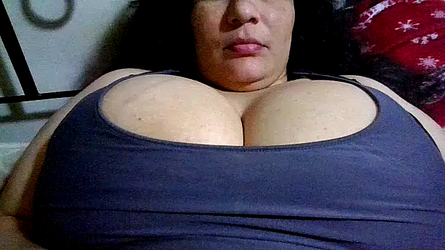 Snapshot of Kosem4 chatting on 10.25.25 Kosem4 online show from 10.25.25