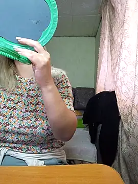 Snapshot of BustyBlond chatting on 10.13.25 BustyBlond online show from 10.13.25