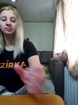 Snapshot of BustyBlond chatting on 10.17.25 BustyBlond online show from 10.17.25