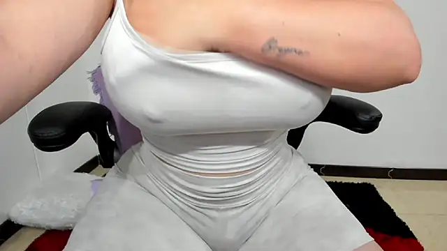 Snapshot of Emiily_88 chatting on 01.02.25 Emiily 88 online show from 01.02.25