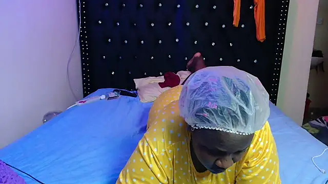 Snapshot of Toomuchbooty33 chatting on 11.08.25 Toomuchbooty33 online show from 11.08.25