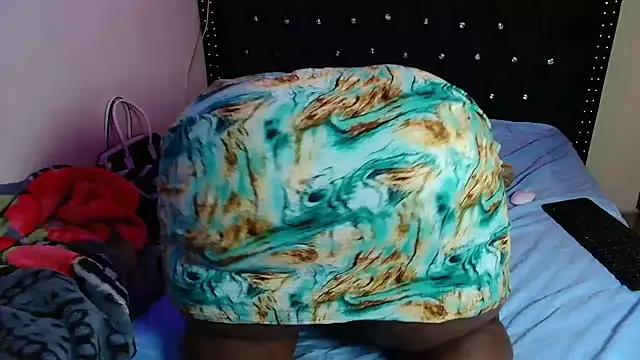 Snapshot of Toomuchbooty33 chatting on 12.16.25 Toomuchbooty33 online show from 12.16.25