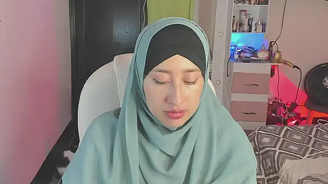 adila anich online show from 12.04.24