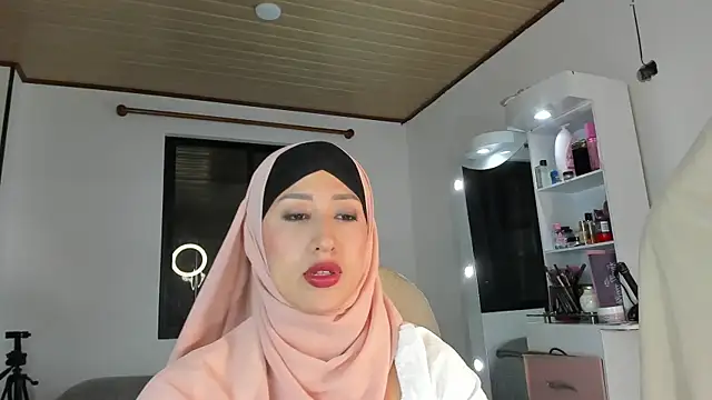 adila anich online show from 10.31.25