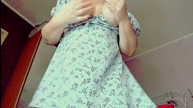 Snapshot of UrSexyMilf chatting on 12.19.24 UrSexyMilf online show from 12.19.24