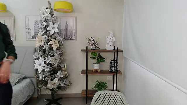 Snapshot of Sassy--Girl chatting on 12.23.24 Sassy--Girl online show from 12.23.24