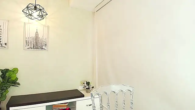 Snapshot of Sassy--Girl chatting on 09.18.25 Sassy--Girl online show from 09.18.25