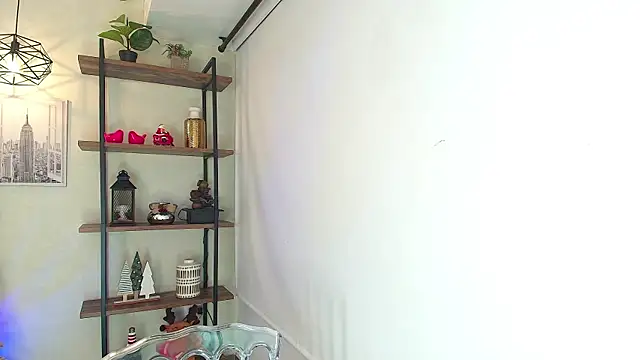 Snapshot of Sassy--Girl chatting on 12.01.25 Sassy--Girl online show from 12.01.25