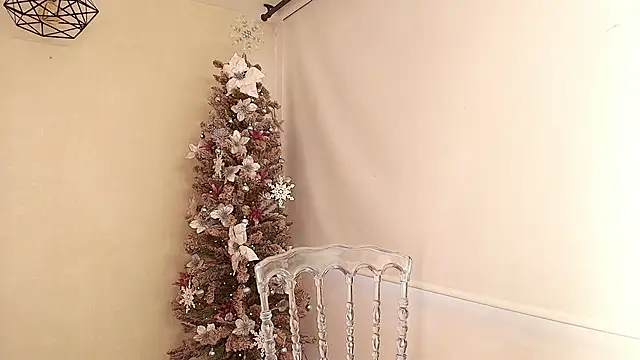 Snapshot of Sassy--Girl chatting on 12.05.25 Sassy--Girl online show from 12.05.25