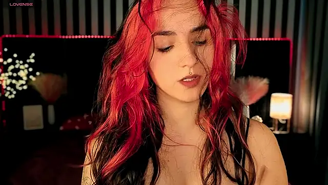 Daphne Moss online show from 04.23.26