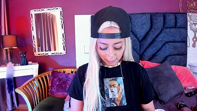 Snapshot of Mia-Bloom chatting on 02.21.25 Mia-Bloom online show from 02.21.25