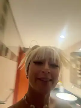 Snapshot of Mia-Bloom chatting on 03.20.25 Mia-Bloom online show from 03.20.25