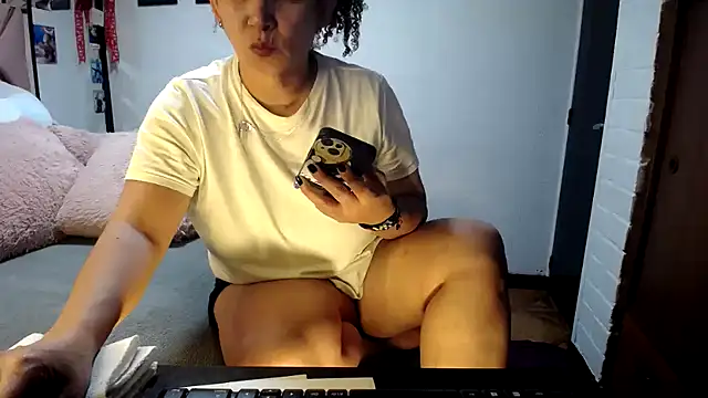 Snapshot of maturehoxx chatting on 10.25.25 maturehoxx online show from 10.25.25