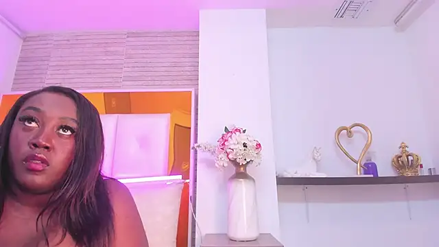 Snapshot of ShaniaBrownn chatting on 01.15.25 ShaniaBrownn online show from 01.15.25