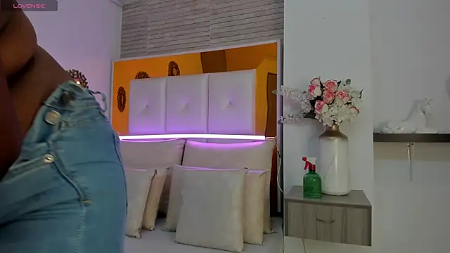 Snapshot of ShaniaBrownn chatting on 03.13.25 ShaniaBrownn online show from 03.13.25