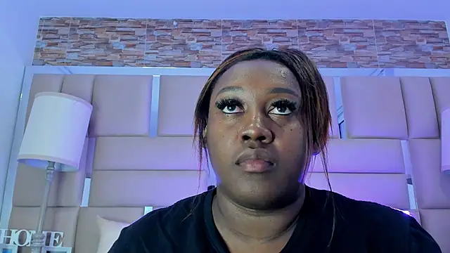 Snapshot of ShaniaBrownn chatting on 10.04.25 ShaniaBrownn online show from 10.04.25