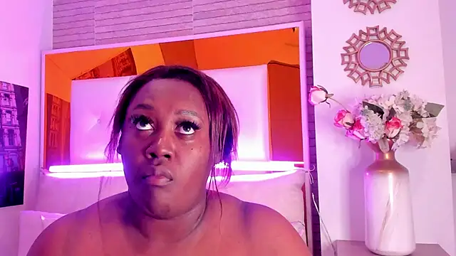 Snapshot of ShaniaBrownn chatting on 10.07.25 ShaniaBrownn online show from 10.07.25