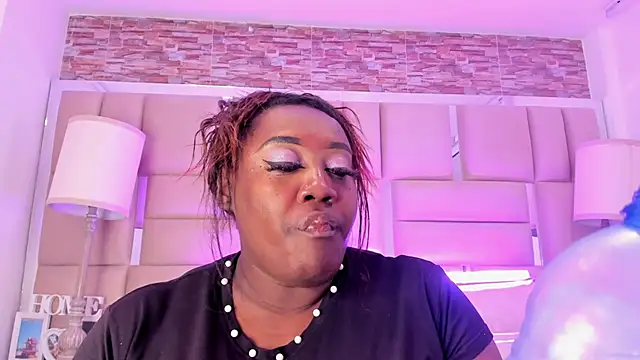 Snapshot of ShaniaBrownn chatting on 10.18.25 ShaniaBrownn online show from 10.18.25