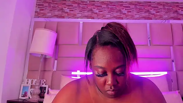 Snapshot of ShaniaBrownn chatting on 10.22.25 ShaniaBrownn online show from 10.22.25