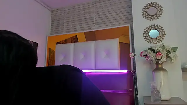 Snapshot of ShaniaBrownn chatting on 11.04.25 ShaniaBrownn online show from 11.04.25