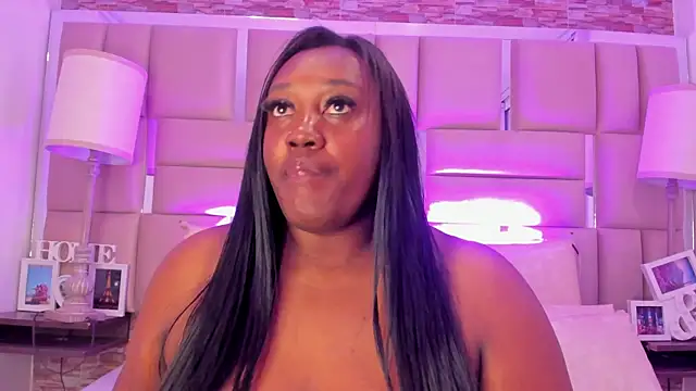 Snapshot of ShaniaBrownn chatting on 11.08.25 ShaniaBrownn online show from 11.08.25