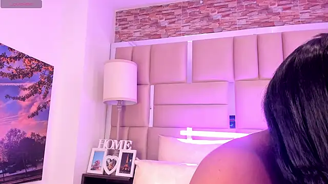 Snapshot of ShaniaBrownn chatting on 12.20.25 ShaniaBrownn online show from 12.20.25