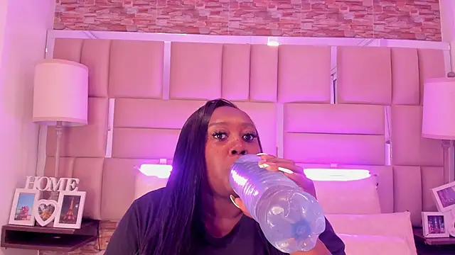 Snapshot of ShaniaBrownn chatting on 01.07.26 ShaniaBrownn online show from 01.07.26