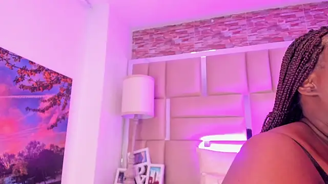 ShaniaBrownn online show from 04.20.26
