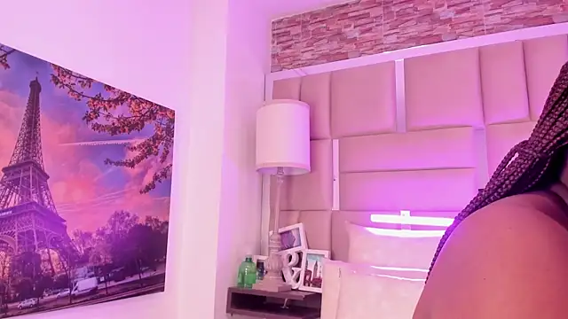 ShaniaBrownn online show from 04.28.26