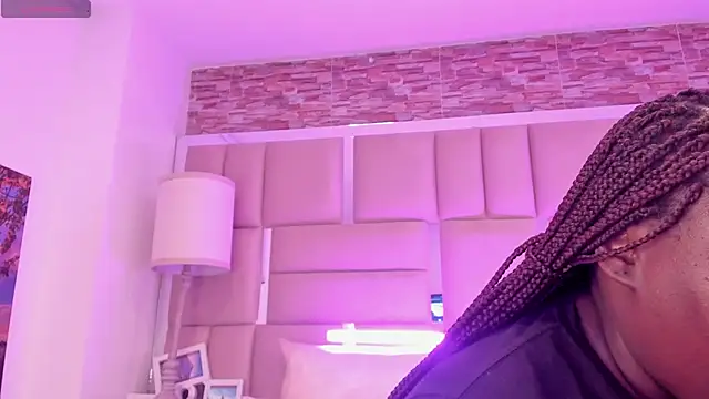 ShaniaBrownn online show from 04.29.26