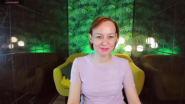 Snapshot of NikaGentle chatting on 12.25.24 NikaGentle online show from 12.25.24