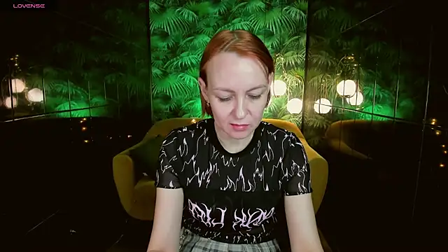 Snapshot of NikaGentle chatting on 01.06.25 NikaGentle online show from 01.06.25