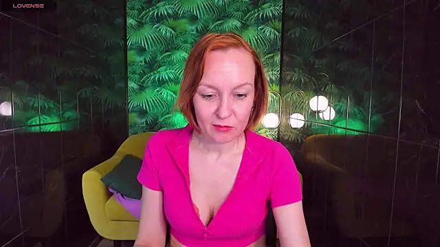 Snapshot of NikaGentle chatting on 01.10.25 NikaGentle online show from 01.10.25