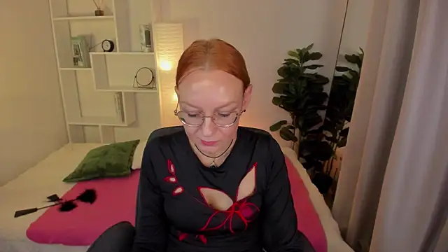 Snapshot of NikaGentle chatting on 09.15.25 NikaGentle online show from 09.15.25
