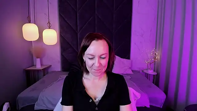 Snapshot of NikaGentle chatting on 10.19.25 NikaGentle online show from 10.19.25