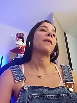 Snapshot of miaeyes chatting on 12.22.25 miaeyes online show from 12.22.25