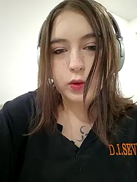 Snapshot of Yammy_Yumi chatting on 10.31.25 Yammy Yumi online show from 10.31.25