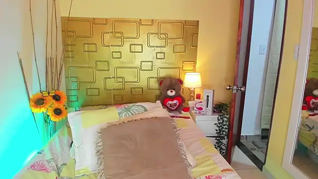 Julia Haye online show from 02.05.25