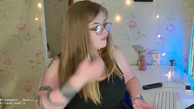 Snapshot of sinnamon_ chatting on 10.28.25 sinnamon online show from 10.28.25