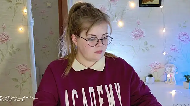 Snapshot of sinnamon_ chatting on 10.31.25 sinnamon online show from 10.31.25